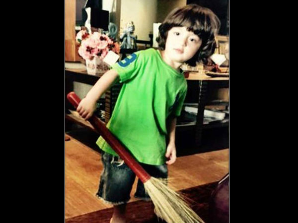 খেলায় ব্যস্ত আব্রাম খেলায় ব্যস্ত আব্রাম