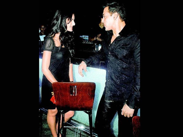 মধুর সময় : তখন প্রেমপর্ব চলছে চুটিয়ে মধুর সময় : তখন প্রেমপর্ব চলছে চুটিয়ে