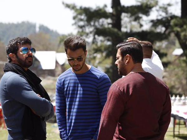 শুটিংয়ের ফাঁকে শুটিংয়ের ফাঁকে