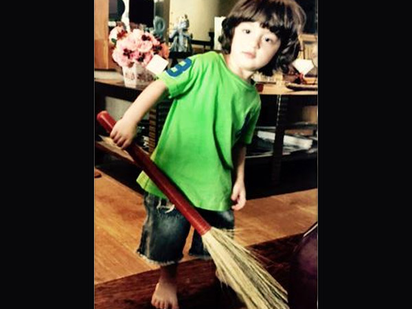 ঝাঁটা হাতে ঘর পরিষ্কারে ব্যস্ত আব্রাম ঝাঁটা হাতে ঘর পরিষ্কারে ব্যস্ত আব্রাম