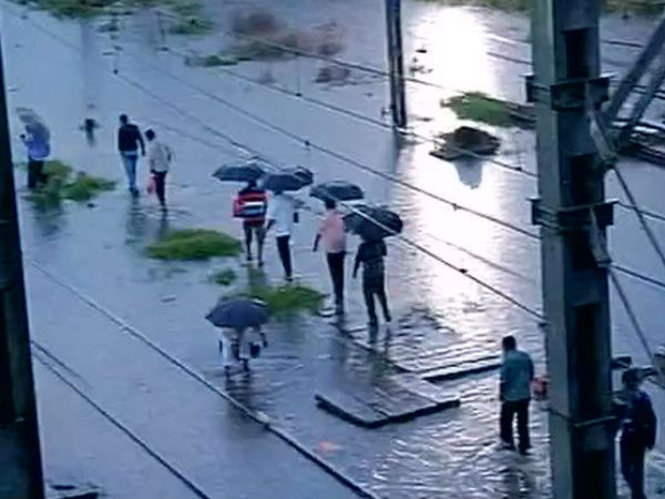 বিপর্যস্ত মুম্বই বিপর্যস্ত মুম্বই