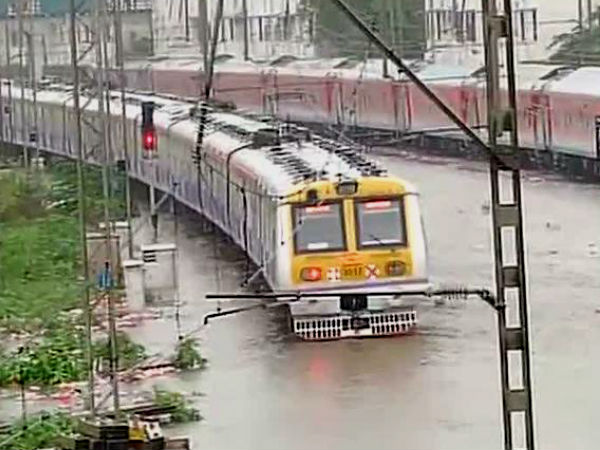 বিপর্যস্ত মুম্বই বিপর্যস্ত মুম্বই