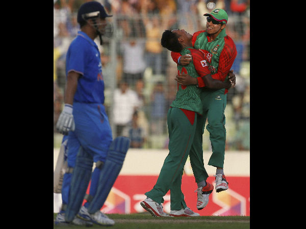 ধোনি আউট