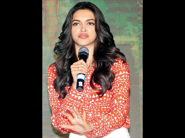 ঠোঁট উল্টে ঠোঁট উল্টে