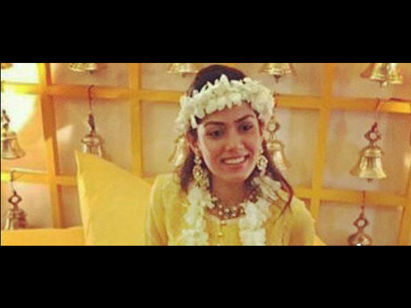 ফুলের সাজে ফুলের সাজে