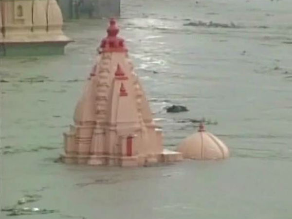 জলের তলায় জলের তলায়