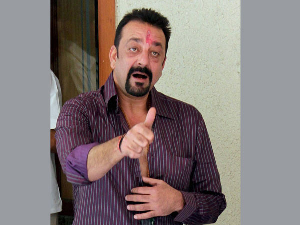 জেলে বসে 'রেডিও জকি'-র কাজ করছেন 'মুন্নাভাই' সঞ্জয় দত্ত জেলে বসে 'রেডিও জকি'-র কাজ করছেন 'মুন্নাভাই' সঞ্জয় দত্ত