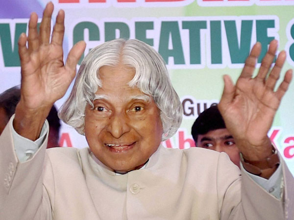 বিদ্যুতহীন জায়গায় একসঙ্গে ৪০০ ছাত্রের ক্লাস নেন