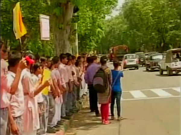 অপেক্ষায় পড়ুয়ারা