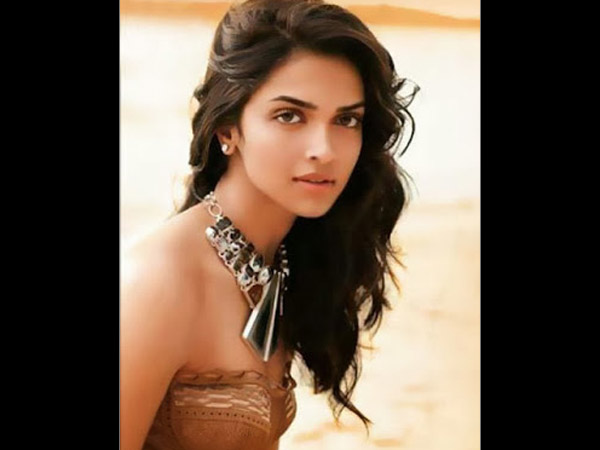 সুন্দরী দীপিকা