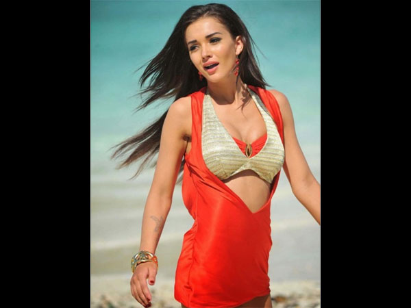 কমলা বিকিনিতে