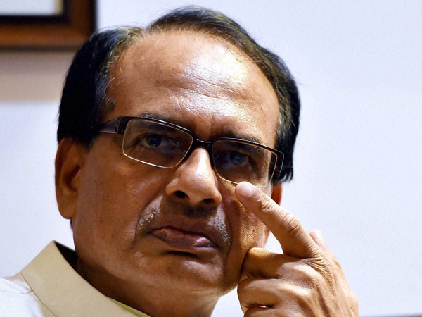 ঝাবুয়ায় মৃতদের পরিবারের পাশে শিবরাজ ঝাবুয়ায় মৃতদের পরিবারের পাশে শিবরাজ