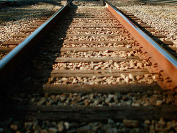 ট্রেন থেকে ঝাঁপ ট্রেন থেকে ঝাঁপ