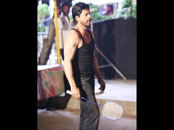 ব্যাডমিন্টনে মেতেছেন শাহরুখ ব্যাডমিন্টনে মেতেছেন শাহরুখ