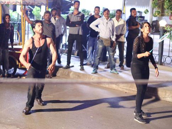 ব্যাডমিন্টনে মেতেছেন শাহরুখ ব্যাডমিন্টনে মেতেছেন শাহরুখ