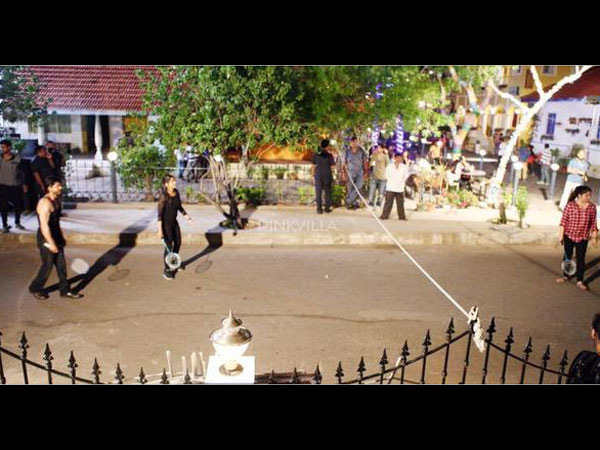 ব্যাডমিন্টনে মেতেছেন শাহরুখ ব্যাডমিন্টনে মেতেছেন শাহরুখ