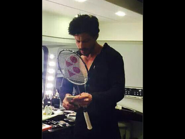 ব্যাডমিন্টনে মেতেছেন শাহরুখ ব্যাডমিন্টনে মেতেছেন শাহরুখ