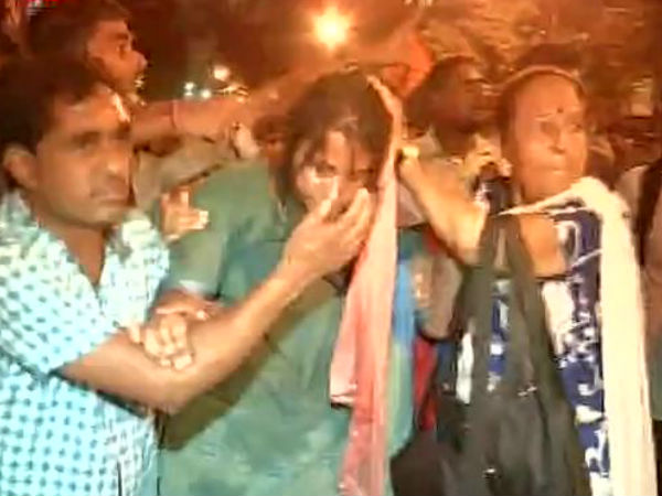 বামেদের উপরে পুলিশের লাঠিচার্জ বামেদের উপরে পুলিশের লাঠিচার্জ