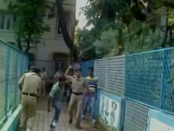 বহিরাগতদের দাপট বহিরাগতদের দাপট
