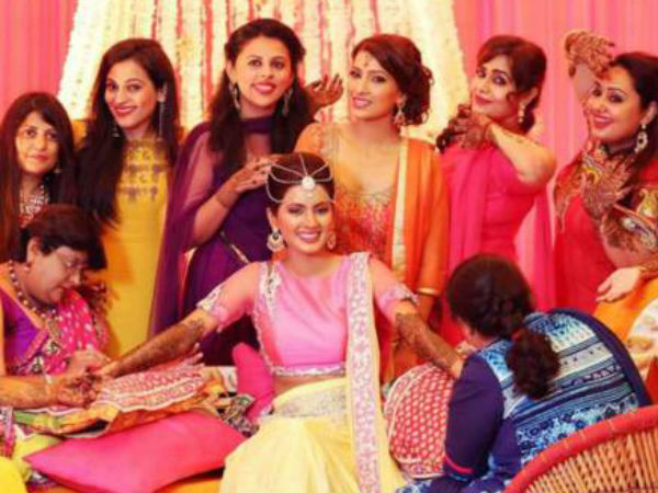 মেহেন্দিতে মত্ত মেহেন্দিতে মত্ত