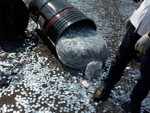 রাস্তায় বিছানো কয়েনের চাদর