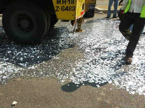 রাস্তায় বিছানো কয়েনের চাদর