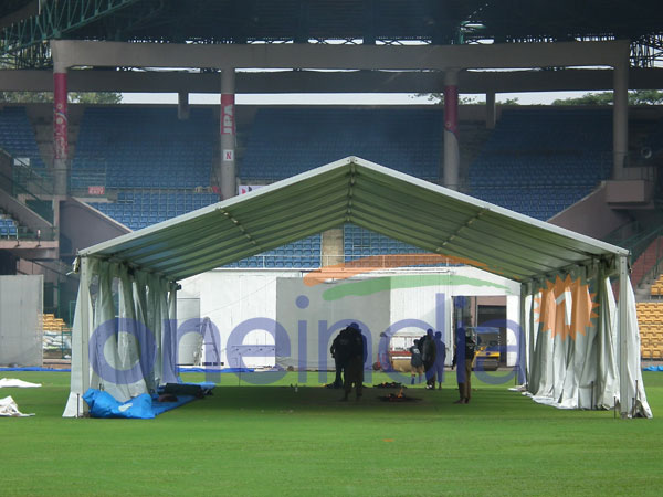 বেঙ্গালুরুতে লাগাতার বৃষ্টি, আগুন দিয়ে চলছে পিচ শুকোনোর কাজ