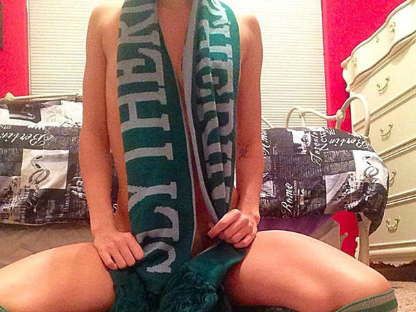 হ্যারি পটারের ভক্ত, থিম পার্কে যাওয়ার জন্য নগ্ন ছবির বিজ্ঞাপন দিয়ে 'বিক্রি' করলেন নিজেকে হ্যারি পটারের ভক্ত, থিম পার্কে যাওয়ার জন্য নগ্ন ছবির বিজ্ঞাপন দিয়ে 'বিক্রি' করলেন নিজেকে