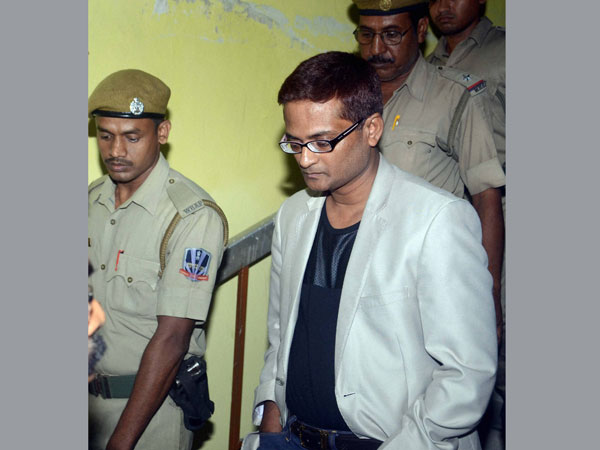 নিজের মাথা নিজেই ফাটালেন গৌতম নিজের মাথা নিজেই ফাটালেন গৌতম