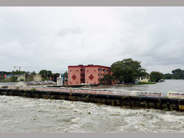 স্তব্ধ জনজীবন