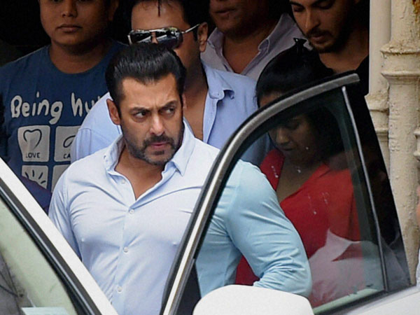 সলমন খান না হলে গাড়িটা চালাচ্ছিলেন কে? প্রশ্নটা রয়েই গেল সলমন খান না হলে গাড়িটা চালাচ্ছিলেন কে? প্রশ্নটা রয়েই গেল