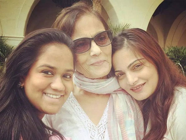 মায়ের সঙ্গে