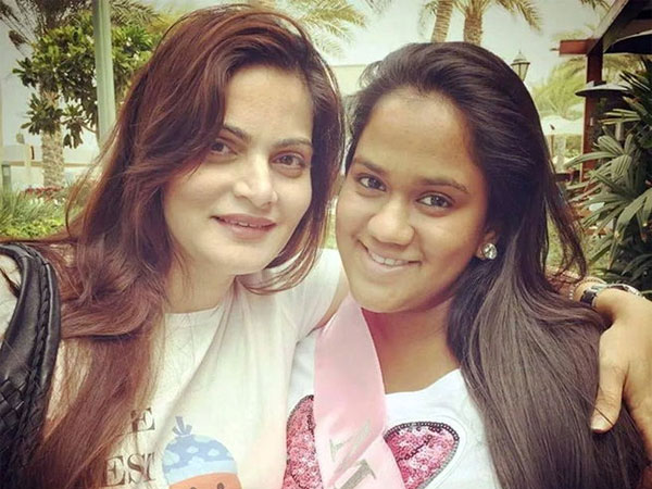 বোনের সঙ্গে