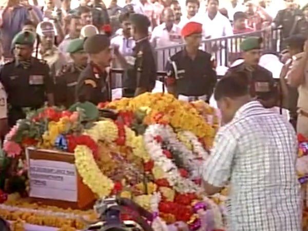 কর্ণাটক : অশ্রুসজল চোখে হনমন্তাপ্পাকে শেষ শ্রদ্ধা আমজনতার কর্ণাটক : অশ্রুসজল চোখে হনমন্তাপ্পাকে শেষ শ্রদ্ধা আমজনতার