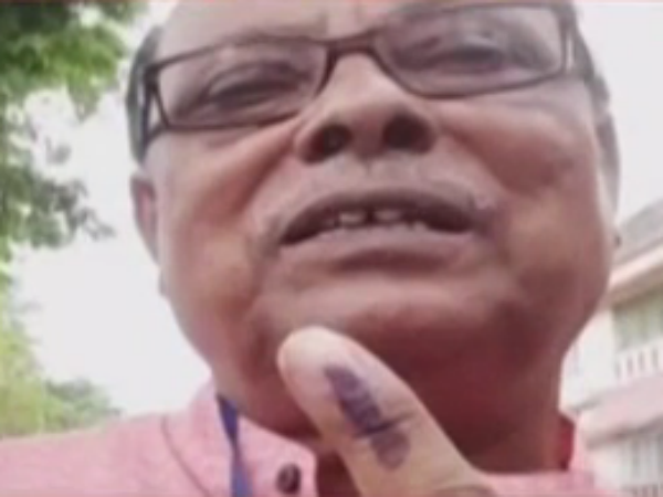 (Live) নির্বাচন ২০১৬ : ইংরেজবাজারে ছাপ্পা ভোটের অভিযোগ, প্রিসাইডিং অফিসার অপসারিত কমিশনের নির্দেশে