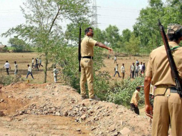 প্রশাসনের একাংশের তাবেদারি