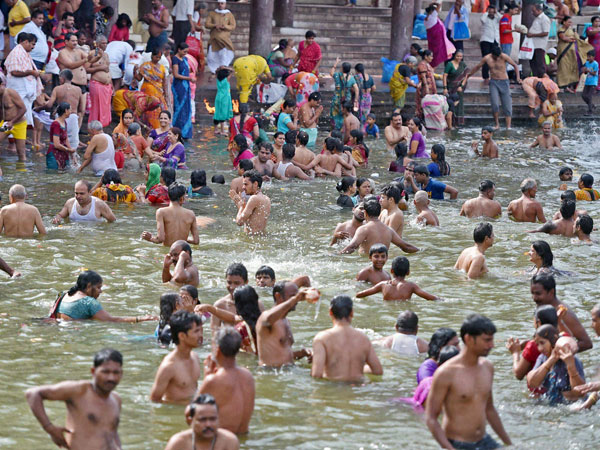 এবছর শেষবারের মতো ডুব দিয়ে পূণ্যস্নান