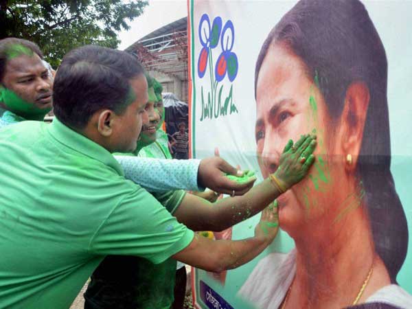 কলকাতা, ১৯ মে : নারদ, সারদা, জোট, উড়ালপুল দুর্ঘটনা কোনও ফ্যাক্টরই কাজে এল না। একাই ডবল সেঞ্চুরি হাঁকাল তৃণমূল কংগ্রেস। জোটের জটে পরে বামেদের কবর আরও গভীর হল। ২০১১ সালের চেয়েও কমল তাদের আসন সংখ্যা। আর সেই সুযোগে প্রধান বিরোধী দলের পদে উঠে আসল কংগ্রেস। হাজারো কুৎসা, ষড়যন্ত্র, অপপ্রচারের জবাব মমতা বন্দ্য়োপাধ্যায়ের কথায় অর্জুনের লক্ষ্যভেদ হয়েছে। এদিকে মানুষের জোট বলে যারা তর্জন গর্জন করছিল সেই সিপিএমই এখন বাংলায় অস্তিত্ব সংকটের মুখে পড়েছে। ২৯৪টি আসনের মধ্যে কোনও মতে ৩২ টি আসনে জয়লাভ করতে সমর্থ হয়েছে বামেরা। সারাদিন কেমন ছিল রাজ্যের চিত্রটা আসুন একঝলে দেখে নেওয়া যাক! কলকাতা, ১৯ মে : নারদ, সারদা, জোট, উড়ালপুল দুর্ঘটনা কোনও ফ্যাক্টরই কাজে এল না। একাই ডবল সেঞ্চুরি হাঁকাল তৃণমূল কংগ্রেস। জোটের জটে পরে বামেদের কবর আরও গভীর হল। ২০১১ সালের চেয়েও কমল তাদের আসন সংখ্যা। আর সেই সুযোগে প্রধান বিরোধী দলের পদে উঠে আসল কংগ্রেস। হাজারো কুৎসা, ষড়যন্ত্র, অপপ্রচারের জবাব মমতা বন্দ্য়োপাধ্যায়ের কথায় অর্জুনের লক্ষ্যভেদ হয়েছে। এদিকে মানুষের জোট বলে যারা তর্জন গর্জন করছিল সেই সিপিএমই এখন বাংলায় অস্তিত্ব সংকটের মুখে পড়েছে। ২৯৪টি আসনের মধ্যে কোনও মতে ৩২ টি আসনে জয়লাভ করতে সমর্থ হয়েছে বামেরা। সারাদিন কেমন ছিল রাজ্যের চিত্রটা আসুন একঝলে দেখে নেওয়া যাক!