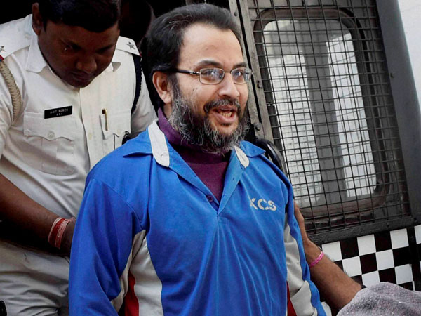 মাকে দেখতে হাসপাতালে কুণাল