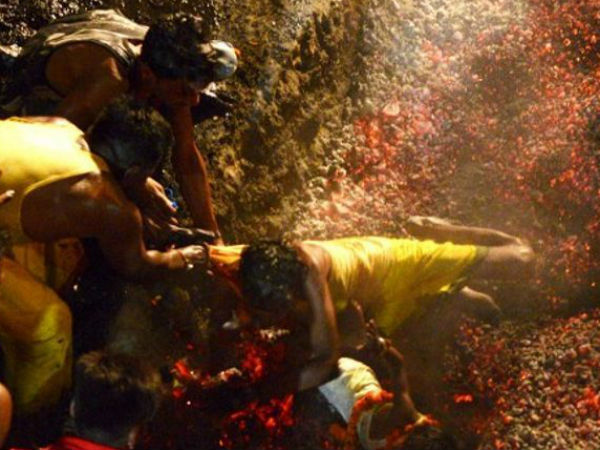 (ছবি) ধর্মীয় আচার পালন করতে গিয়ে জ্বলন্ত কয়লার স্তুপে ৬ বছরের ছেলেকে ফেলল বাবা! (ছবি) ধর্মীয় আচার পালন করতে গিয়ে জ্বলন্ত কয়লার স্তুপে ৬ বছরের ছেলেকে ফেলল বাবা!