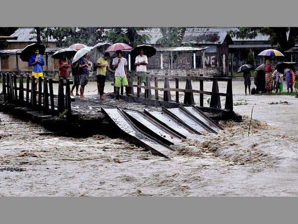 অসমে বন্যা, যাচ্ছেন রাজনাথ অসমে বন্যা, যাচ্ছেন রাজনাথ