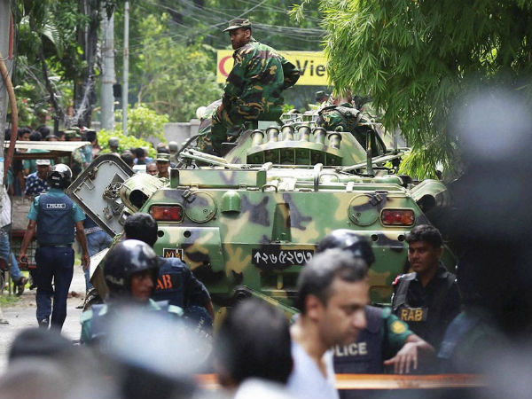 (Update) ঢাকা জঙ্গিহানা : সেনার গুলিতে ৬ জঙ্গি মারা গিয়েছে, ১ জনকে গ্রেফতার করা হয়েছে