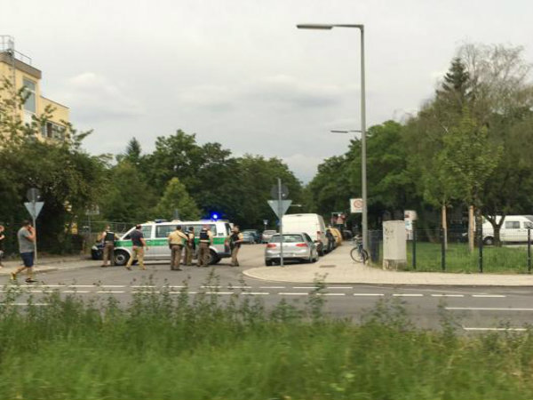 জার্মানির মিউনিখের শপিংমলে বন্দুকবাজের হামলার মুহূর্ত জার্মানির মিউনিখের শপিংমলে বন্দুকবাজের হামলার মুহূর্ত