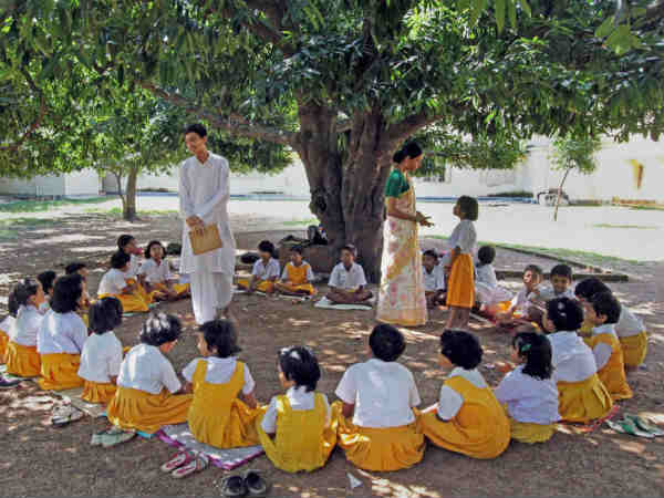 ভারতের এই গ্রামের সকলে এখনও কথা বলেন সংষ্কৃত ভাষায়! ভারতের এই গ্রামের সকলে এখনও কথা বলেন সংষ্কৃত ভাষায়!