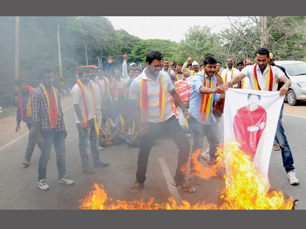 কর্ণাটকে তুমুল বিক্ষোভ কর্ণাটকে তুমুল বিক্ষোভ
