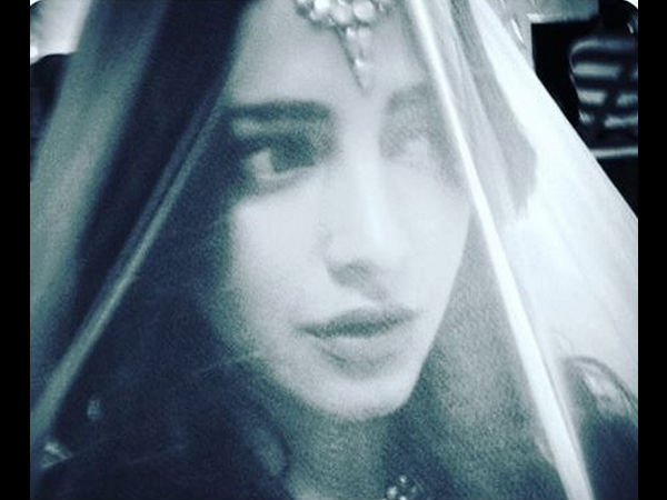 সেলফি ক্যুইন শ্রুতি সেলফি ক্যুইন শ্রুতি