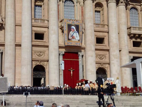 অ্যাগনেস-সিস্টার-মাদার থেকে 'সন্ত' হলেন টেরেসা, সাক্ষী মমতা অ্যাগনেস-সিস্টার-মাদার থেকে 'সন্ত' হলেন টেরেসা, সাক্ষী মমতা