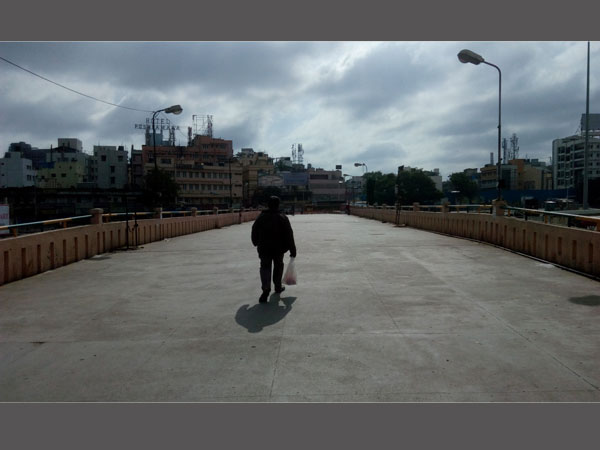 স্তব্ধ কর্ণাটকে গাড়ি অমিল, হবু বধূর তামিলনাড়ু অবধি পদযাত্রা স্তব্ধ কর্ণাটকে গাড়ি অমিল, হবু বধূর তামিলনাড়ু অবধি পদযাত্রা