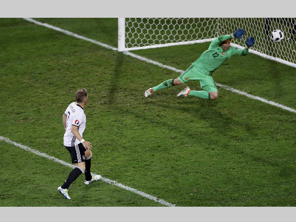 এক ম্যাচে ৪৩টি গোল খাওয়ায় পুলিশ তুলে নিয়ে গেল গোলকিপারকে! এক ম্যাচে ৪৩টি গোল খাওয়ায় পুলিশ তুলে নিয়ে গেল গোলকিপারকে!