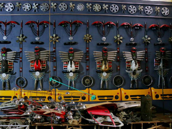 গাড়ির ‘স্পেয়ার-পার্টস’-এর মণ্ডপে ট্রাফিক নিরাপত্তার বার্তা, দূষণরূপী অসুরবধ দেবী দুর্গার গাড়ির ‘স্পেয়ার-পার্টস’-এর মণ্ডপে ট্রাফিক নিরাপত্তার বার্তা, দূষণরূপী অসুরবধ দেবী দুর্গার